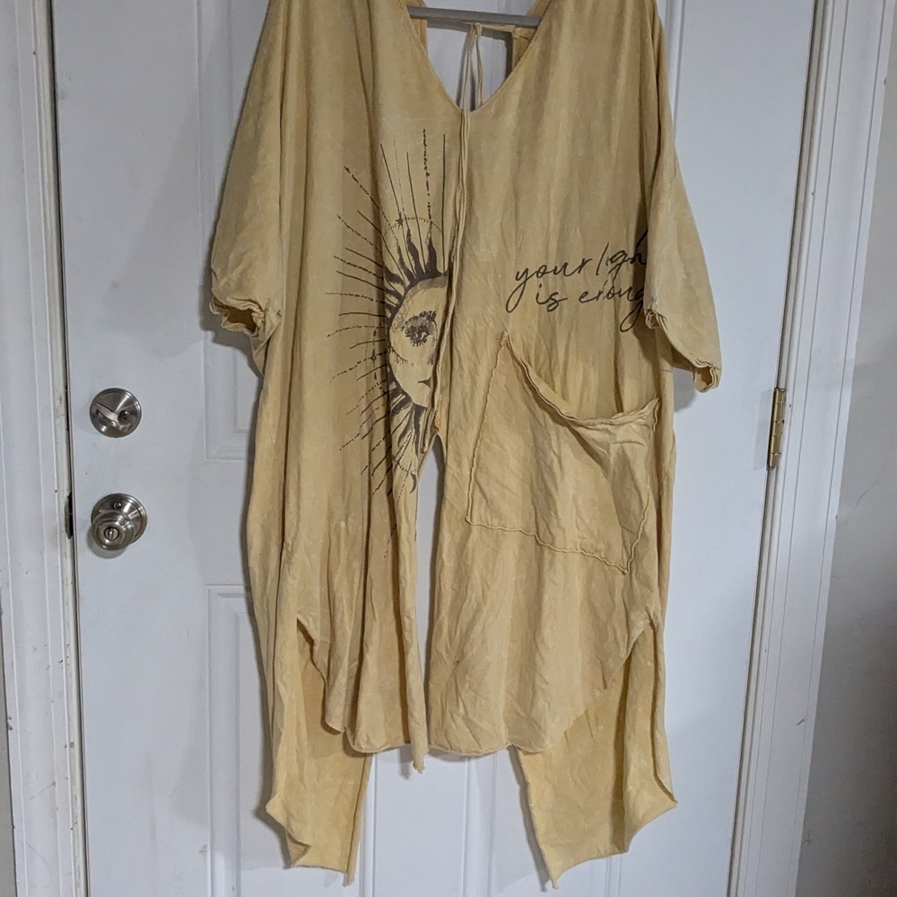 Kantha Bae Dream Split Muu Tee